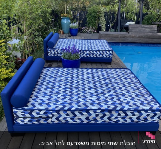 מזרנים כחולים על דק עץ ליד בריכה